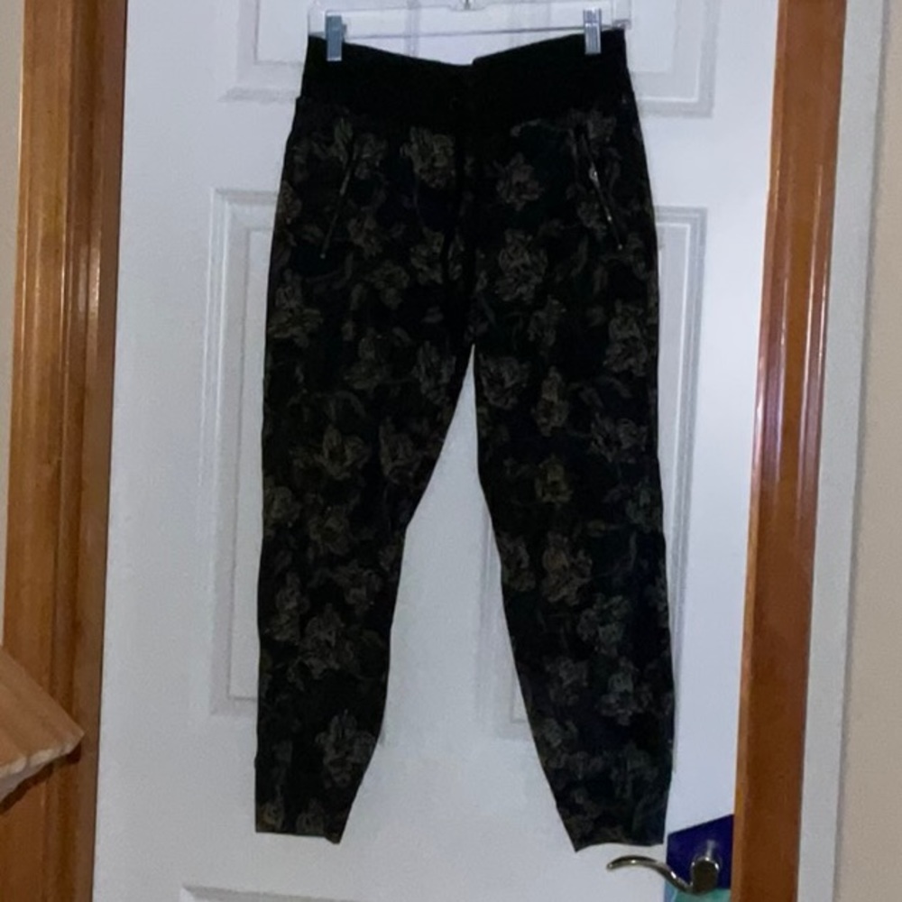 Athleta Trekkie North Printed Jogger Olive Floral 6P Petite EUC - Picture 3 of 9